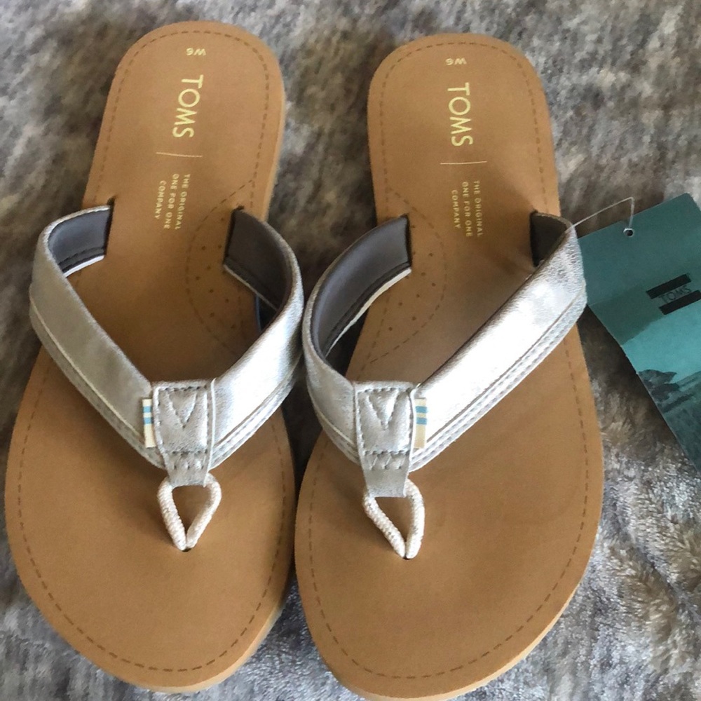 Women's toms flip-flops silver with stretchy toepiece new with tags never worn